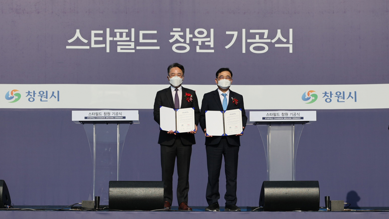 임영록 신세계프라퍼티 대표이사(왼쪽)와 허성무 창원시장이 ‘스타필드 창원’ 기공식에서 기념촬영을 하고 있다.[신세계프라퍼티 제공]