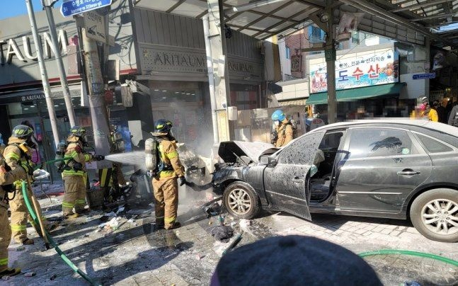 지난 22일 부산에서 80대 운전자가 몰던 승용차가 수영팔도시장 입구로 돌진해 2명을 치어 숨지게 하는 사고가 발생했다. [부산경찰청 제공]