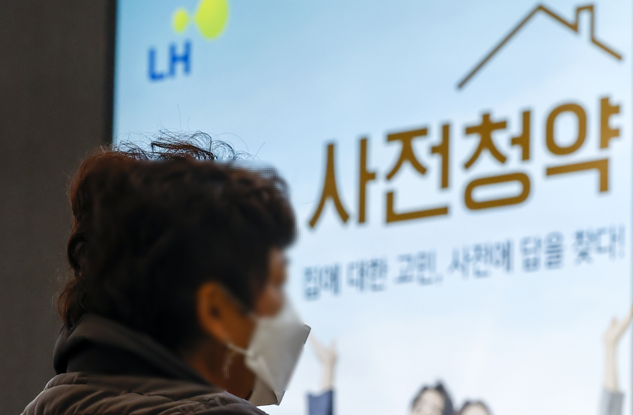 서울 송파구 장지동에 마련된 위례 현장접수처에서 시민들이 사전청약 상담을 받고 있다. [연합뉴스]