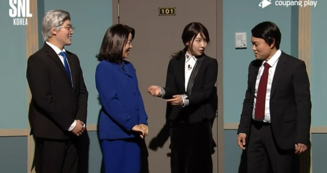 쿠팡플레이의 ‘SNL코리아’가 공개한 영상에서 배우들이 이재명 후보와 부인 김혜경씨, 윤석열 후보와 부인 김건희 씨 역을 맡아 풍자 연기를 하고 있다.