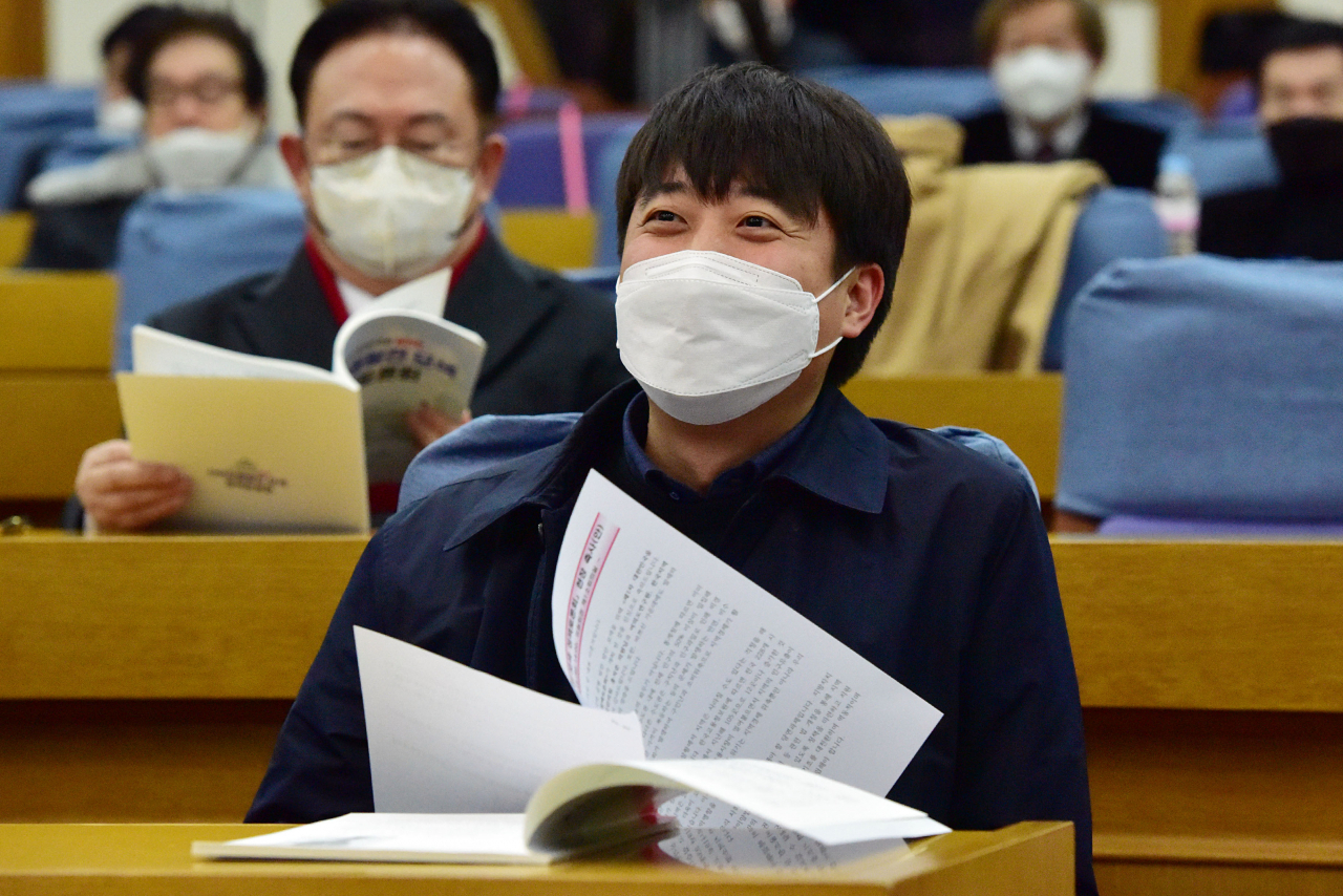 국민의힘 이준석 대표가 28일 국회 의원회관에서 열린 지역균형발전 모색 정책토론회에 참석해 자리에 앉아 있다. [연합]