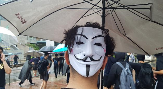 2019년 당시 홍콩 시위자가 정부의 복면금지법 시행에 반대해 '가이 포크스' 가면을 쓰고 있다. [연합]