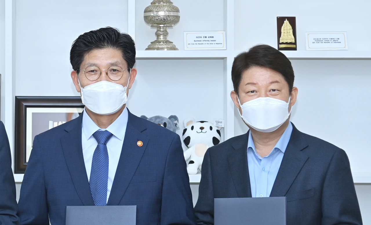 권영진 대구시장은 28일 노형욱 국토부 장관에게 시의 부동산 조정대상지역 지정 해제를 위한 건의서를 전달했다.[대구시 제공]