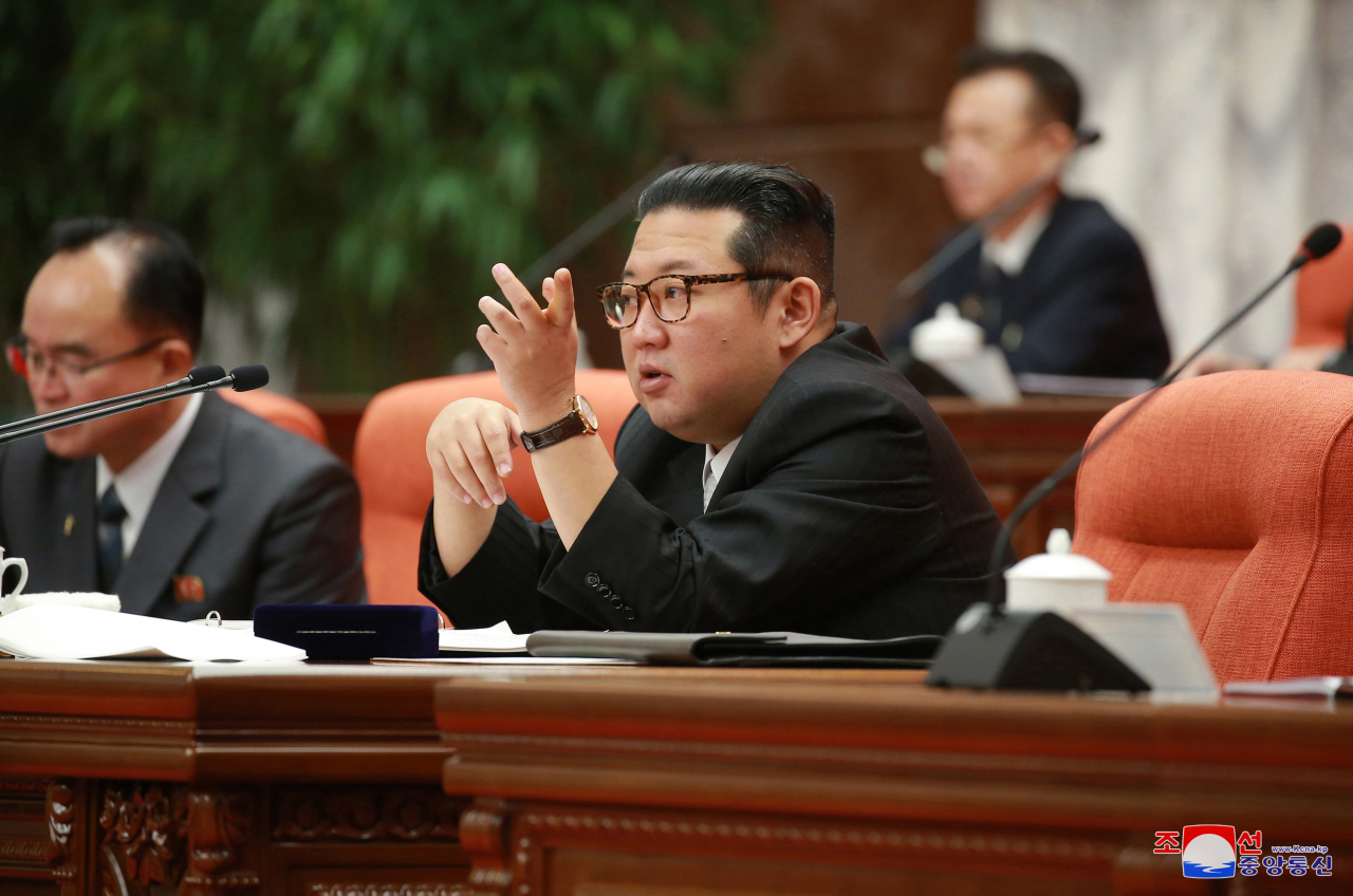 북한 김정은 노동당 총비서가 농촌 진흥 목표 달성을 위한 전략을 제시했다고 조선중앙통신이 29일 보도했다. 통신은 지난 27일 개막한 노동당 제8기 제4차 전원회의의 2일차 진행 소식을 이날 전하면서 "총비서 동지께서 첫날 회의에서 역사적인 결론 '2022년도 당과 국가의 사업 방향에 대하여'를 하신 데 이어 2일 회의에서 사회주의 농촌 발전에서 중대한 변혁적 의의를 가지는 역사적인 보고를 하셨다"고 밝혔다. [국내에서만 사용가능. 재배포 금지. For Use Only in the Republic of Korea. No Redistribution] 연합뉴스