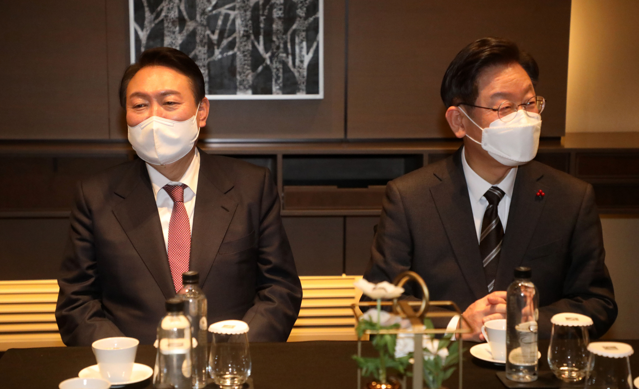 이재명 더불어민주당 대선후보(오른쪽)와 윤석열 국민의힘 대선후보가 28일 서울 여의도 페어몬트 앰배서더 서울 호텔에서 열린 국가균형발전을 위한 지방소멸대응특별법안 국회발의 간담회 시작에 앞서 열린 사전환담에 참석해 함께 앉아 있다. [연합]