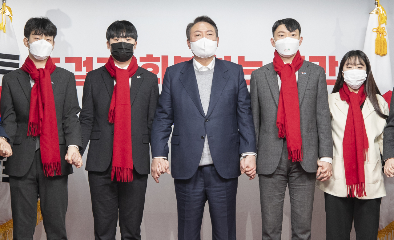 국민의힘 윤석열 대선후보가 28일 서울시 여의도 국민의힘 중앙당사에서 열린 "하나된 국민 모두에게 듣겠습니다"에 참석, 참석자들과 기념촬영을 하고 있다. [연합]