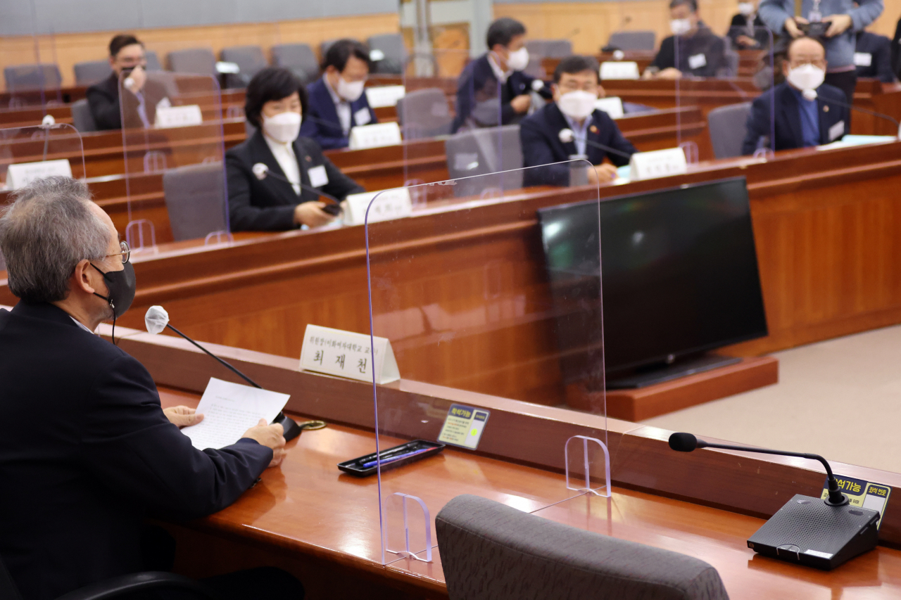 최재천 코로나19 일상회복지원위원회 민간위원장이 29일 정부서울청사에서 권덕철 보건복지부 장관과 전해철 행안부 장관 등이 참석해 열린 회의에서 발언하고 있다. [연합]