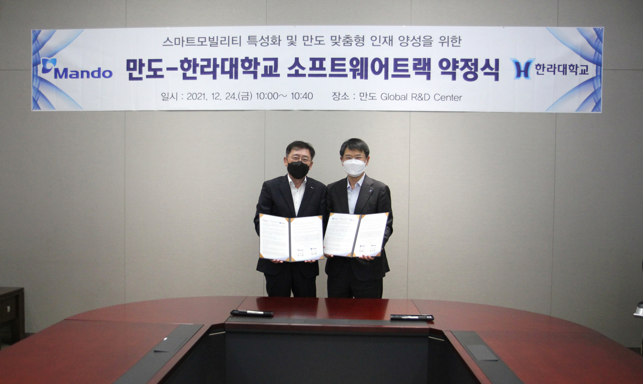 만도 조성현 CEO(왼쪽)와 원주한라대학교 김응권 총장(오른쪽)이 만도 판교 R&D센터에서 ‘소프트웨어 트랙’ 산학협력 협약 체결 후 기념 촬영을 하고 있다. [한라그룹 제공]