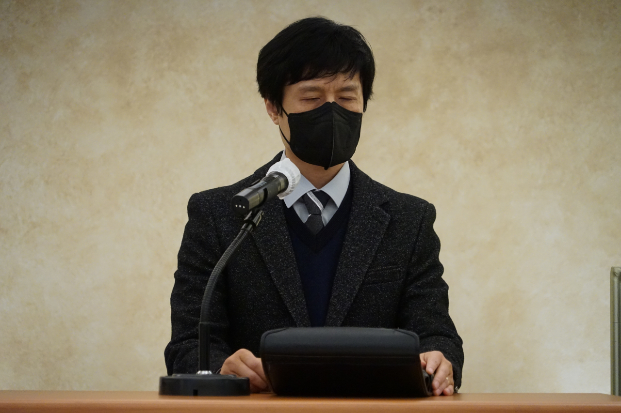 시청각장애인 조영찬 씨가 발표하는 모습. 조씨 앞에 있는 것은 시각장애인이 손가락으로 더듬어 글자 등을 읽을 수 있게 돕는 점자정보단말기다. [실로암시각장애인복지관 제공]