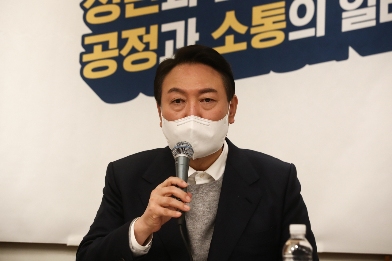 윤석열 국민의힘 대선후보가 28일 서울 여의도 한 카페에서 열린 내일이 기대되는 대한민국 위원회 (MZ세대와 함께 공정과 공존의 일터를 말하다!)에 참석해 인사말을 하고 있다. [국회사진기자단]