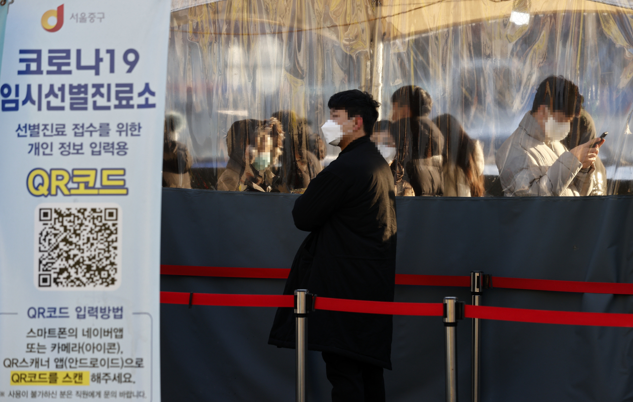 지난 28일 오전 서울 중구 서울역광장에 마련된 코로나19 임시선별검사소를 찾은 시민들이 검사 순서를 기다리고 있다. [연합]