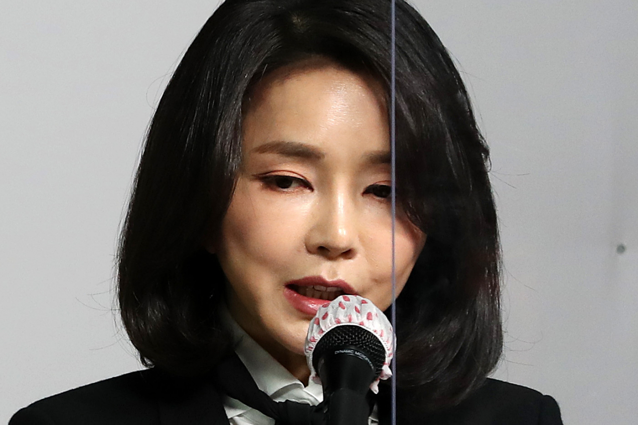 윤석열 국민의힘 대선 후보 부인 김건희 코바나컨텐츠 대표가 지난 26일 서울 여의도 당사에서 자신의 허위 이력 의혹과 관련해 입장문을 발표하고 있다. [공동취재]