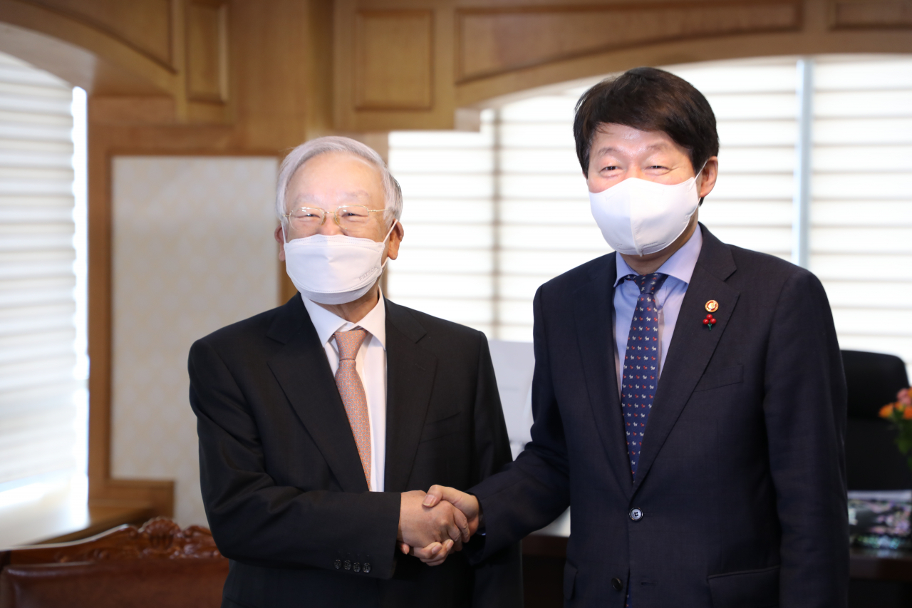 손경식(왼쪽) 한국경영자총협회 회장이 29일 서울 경총회관에서 안경덕 고용노동부 장관을 만나 기념사진을 촬영하고 있다. [경총 제공]