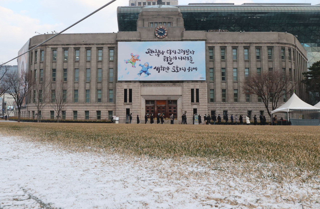 29일 오전 서울 중구 서울시청 앞에 마련된 임시선별진료소에서 시민들이 코로나19 검사를 받기 위해 줄을 서있다. 중앙방역대책본부는 29일 0시 기준 신규 확진자가 5409명이 늘었다고 밝혔다. [연합]