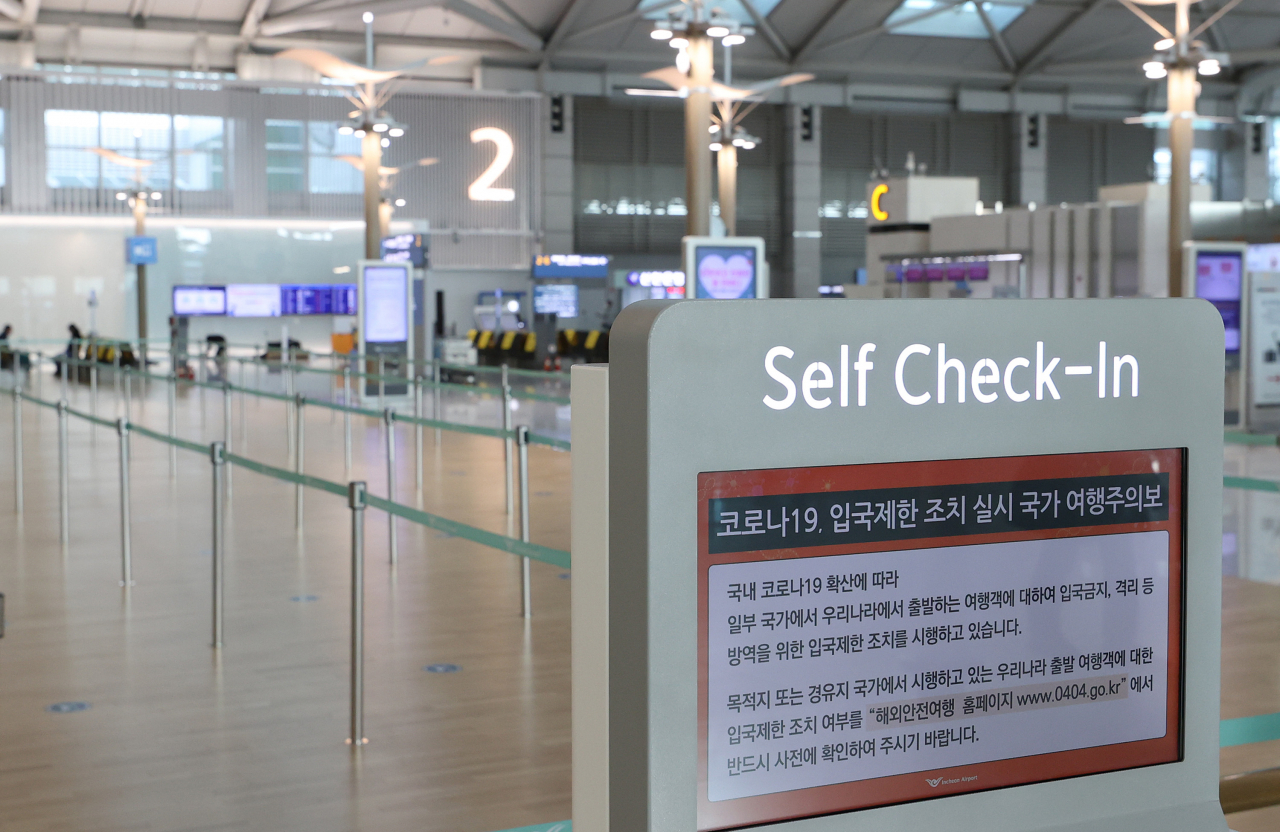 국내에서 신종 코로나바이러스 감염증(코로나19)의 새로운 변이 바이러스인 '오미크론 변이'에 감염된 사례가 확인된 가운데 2일 오전 인천국제공항 출국장에 설치된 셀프 체크인 기계에 코로나19 입국제한 조치 실시 국가 여행주의보 안내문이 나오고 있다. [연합]