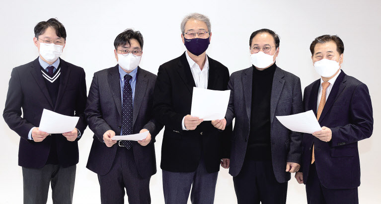 지난 21일 서울 용산구 헤럴드스퀘어 스튜디오에서 2021 헤럴드 일자리 대상 심사가 개최됐다. 기업들의 적극적인 참여 속에 올해는 대한기계설비건설협회에 대상의 영예가 돌아갔다. 백동욱(왼쪽부터) 중소기업중앙회 청년희망일자리 부장, 임영태 한국경영자총협회 고용정책팀장, 임종룡 법무법인 율촌 고문(심사위원장), 김영상 헤럴드경제 편집국장, 박종갑 대한상공회의소 전무 등이 기념 촬영을 하고 있다. 박해묵 기자