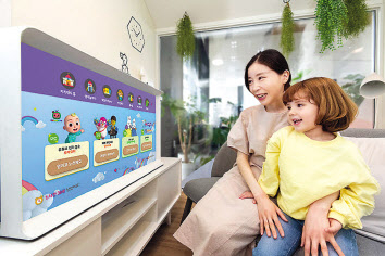 KT의 영유아 전용 IPTV 서비스 ‘올레 tv 키즈랜드’를 이용하고 있는 모습. [KT 제공]