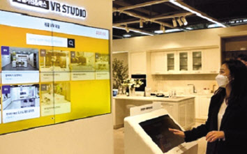 한샘 디자인파크 마포점 ‘VR스튜디오’에선 고객들이 메타 기술로 각종 제품을 체험하고 내 집에 맞는지 알아볼 수 있다. [한샘 제공]