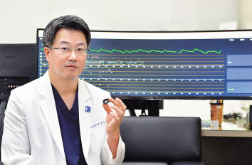 일산병원 순환기내과 오성진 교수가 스카이랩스의 반지형 웨어러블 의료기기에 대해 설명하고 있다. [스카이랩스 제공]
