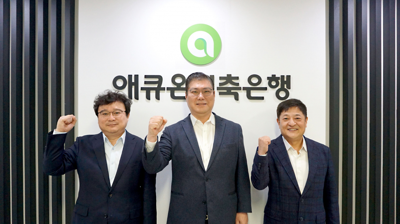 애큐온저축은행이 조직 개편을 단행하고 디지털 뱅크로 거듭나기 위한 혁신에 박차를 가한다. 사진 왼쪽부터 서영종 커넥트 모듈 리더(상무), 이호근 리더(대표이사), 김도완 테크놀로지 모듈 리더(전무).[애큐온저축은행 제공]
