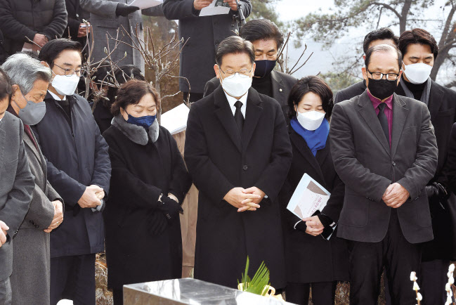 이재명 더불어민주당 대선후보자가 29일 오전 경기 남양주시 마석 모란공원 묘역에서 열린 고(故) 김근태 전 열린우리당 의장 10주기 추모행사에 참석, 묵념을 하고 있다. [국회사진기자단]