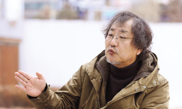지난 27일 서울 송파구 문정동 한 공원에서 더불어민주당 선대위 메시지 총괄을 맡고 있는 정철 정철카피 대표가 본지와 인터뷰를 하고 있다. 이상섭 기자