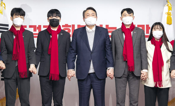윤석열 국민의힘 대선후보가 28일 서울 여의도 국민의힘 중앙당사에서 열린 ‘하나된 국민 모두에게 듣겠습니다’에서 참석자들과 기념촬영을 하고 있다. 이상섭 기자