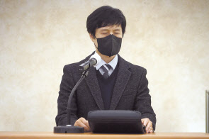 시청각장애인 조영찬 씨가 발표하는 모습. 조씨 앞에 있는 것은 시각장애인이 손가락으로 더듬어 글자 등을 읽을 수 있게 돕는 점자정보단말기다. [실로암시각장애인복지관 제공]