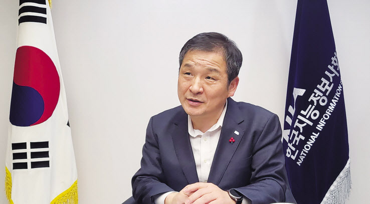 문용식 한국지능정보사회진흥원(NIA) 원장이 기자의 질문에 답변하고 있다.