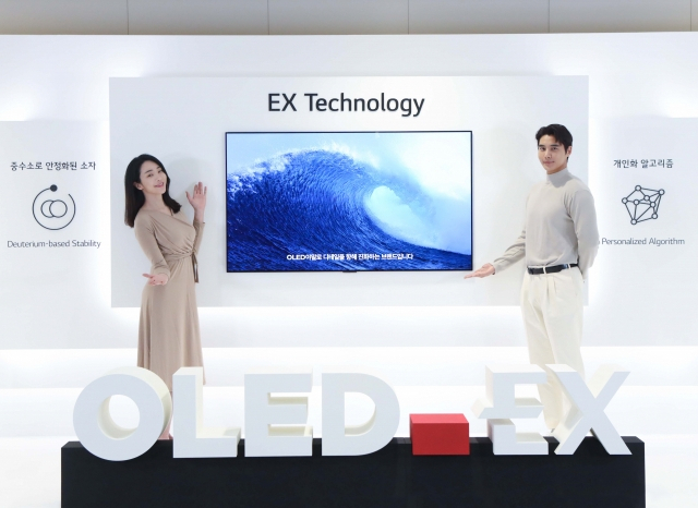 LG디스플레이 모델이 차세대 TV 패널을 소개하고 있다. [LG디스플레이 제공]