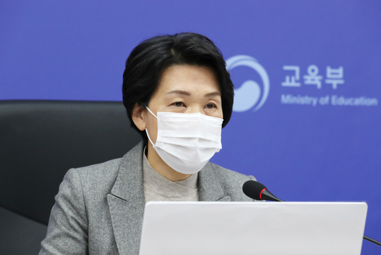 최은옥 교육부 고등교육정책실장이 29일 오전 세종시 정부세종청사에서 '후속(전문)대학혁신지원사업 기본계획' 시안 등을 발표하고 있다. [연합]