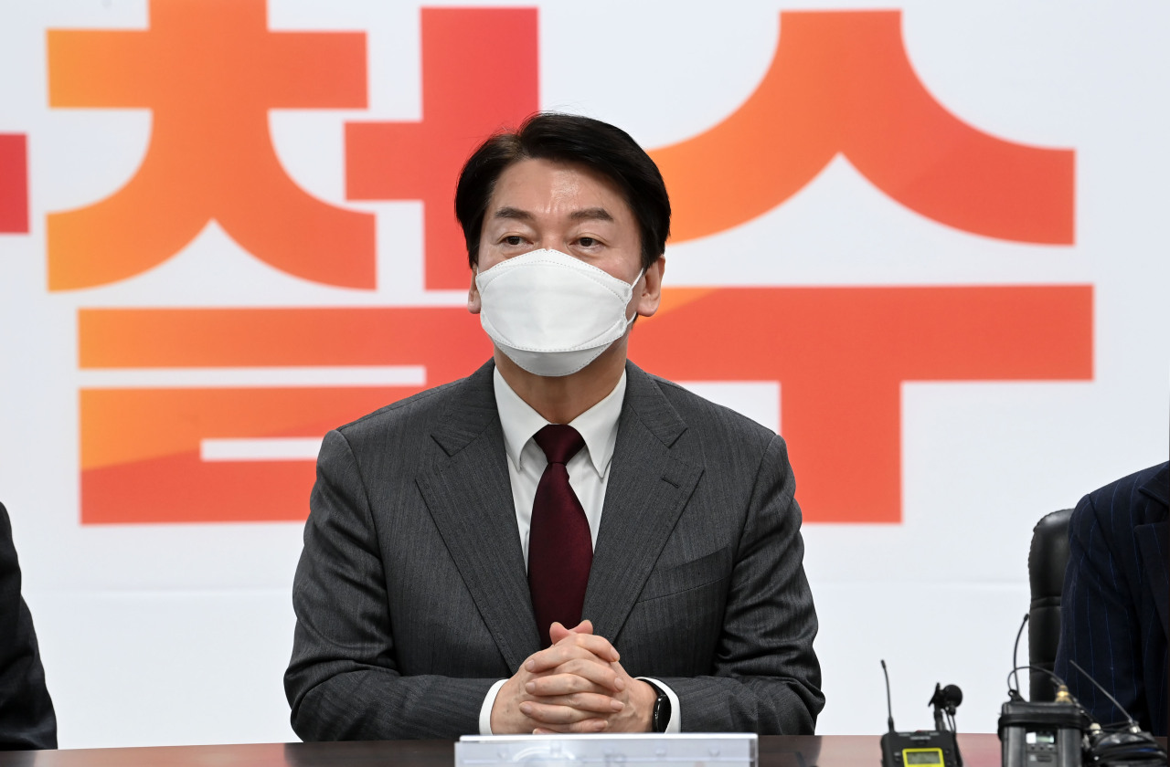 People's Party Chairman Ahn Cheol-soo speaks at a campaign event Wednesday. (Joint Press Corps)