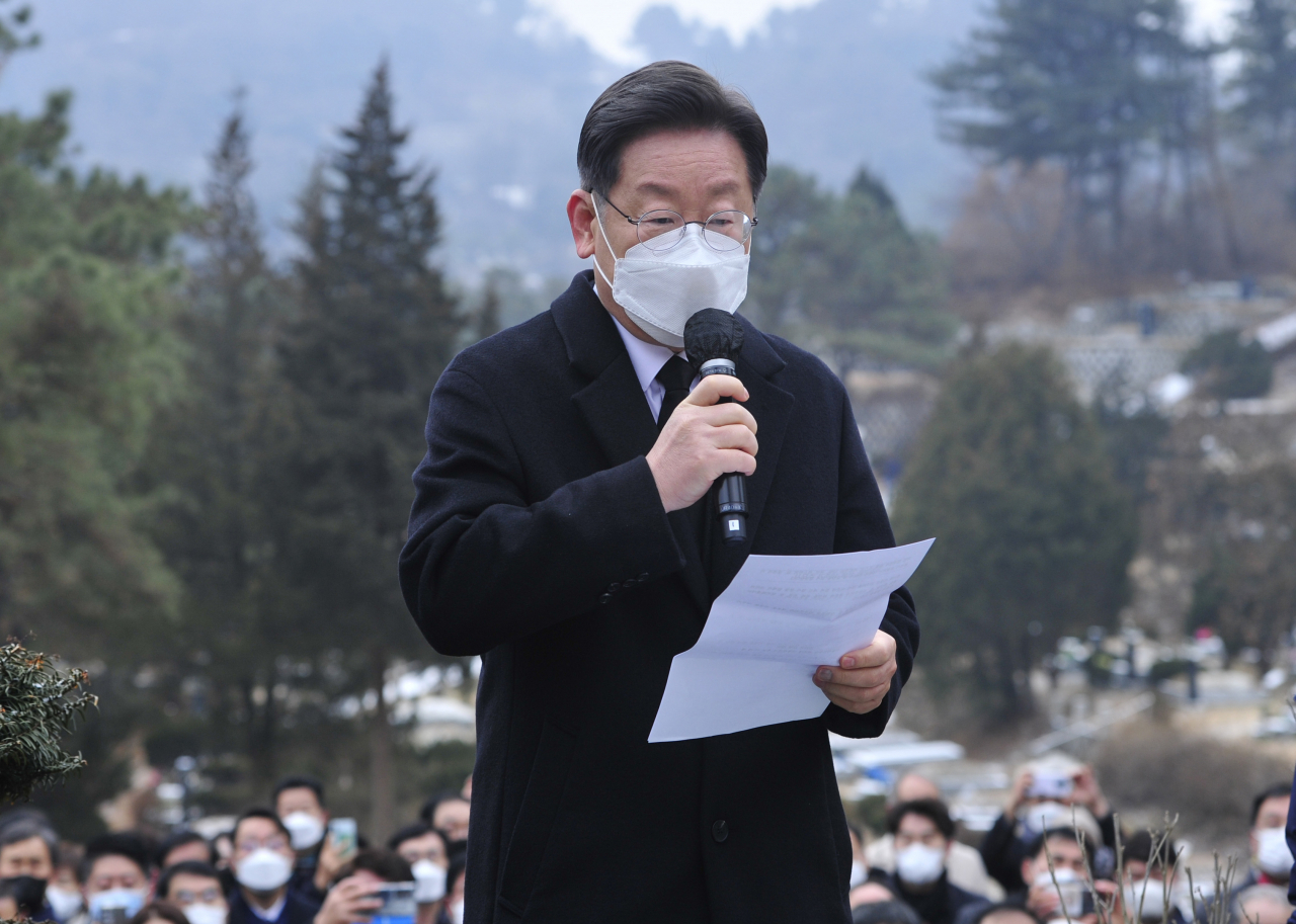 더불어민주당 이재명 대선 후보가 29일 오전 경기도 남양주시 마석 모란공원 묘역에서 열린 고 김근태 전 열린우리당 의장의 10주기 추모 행사에 참석해 추모사를 하고 있다. [연합]
