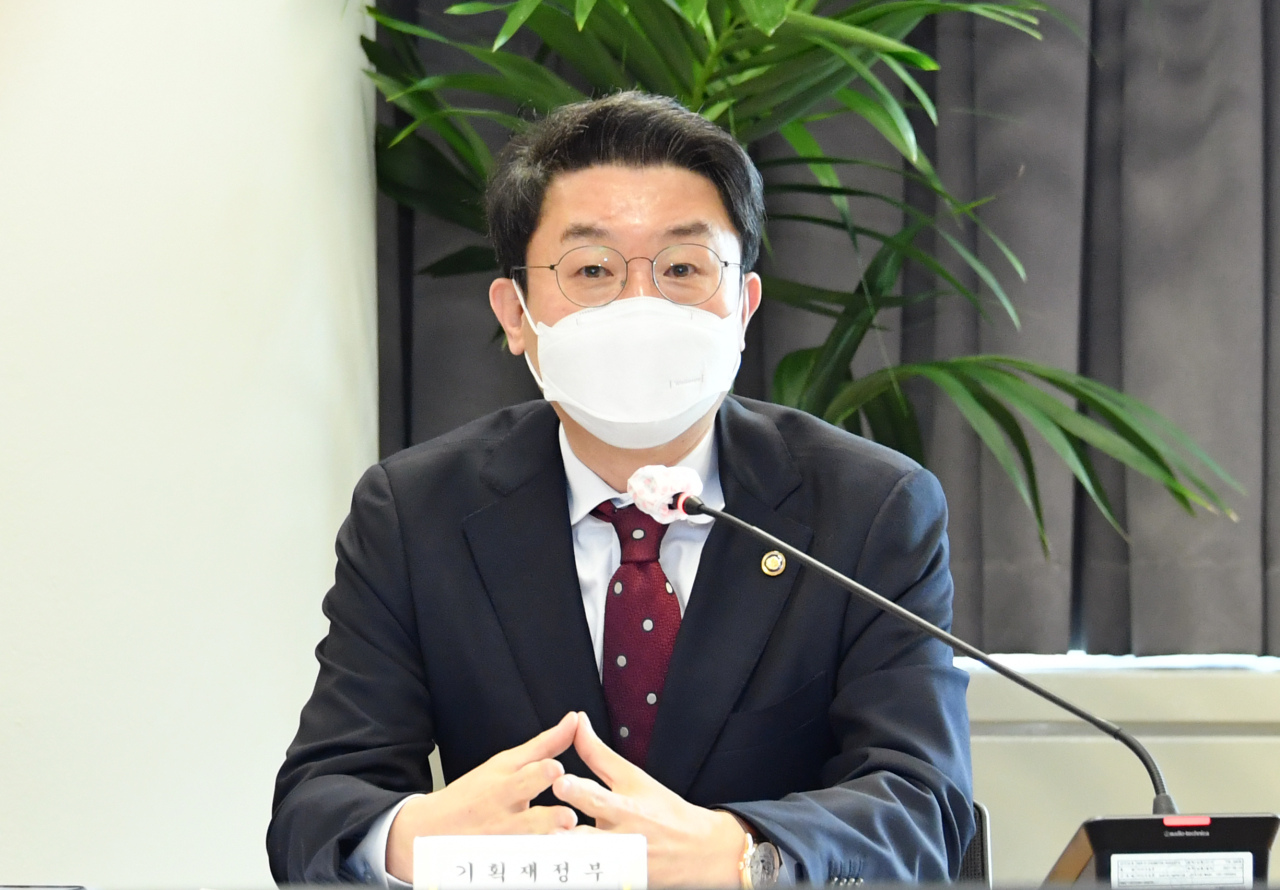Vice Finance Minister Lee Eog-won chairs a meeting on healthcare data development in Seoul on Wednesday. (Yonhap)