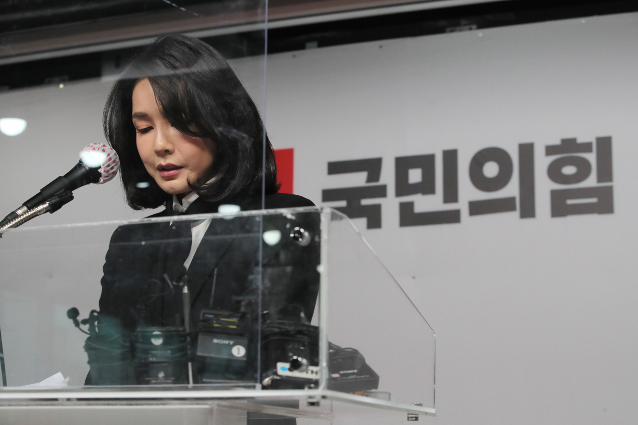 윤석열 국민의힘 대선 후보 부인 김건희 코바나컨텐츠 대표가 지난달 26일 오후 서울 여의도 당사에서 자신의 허위 이력 의혹과 관련해 입장문을 발표하고 있다. [연합]