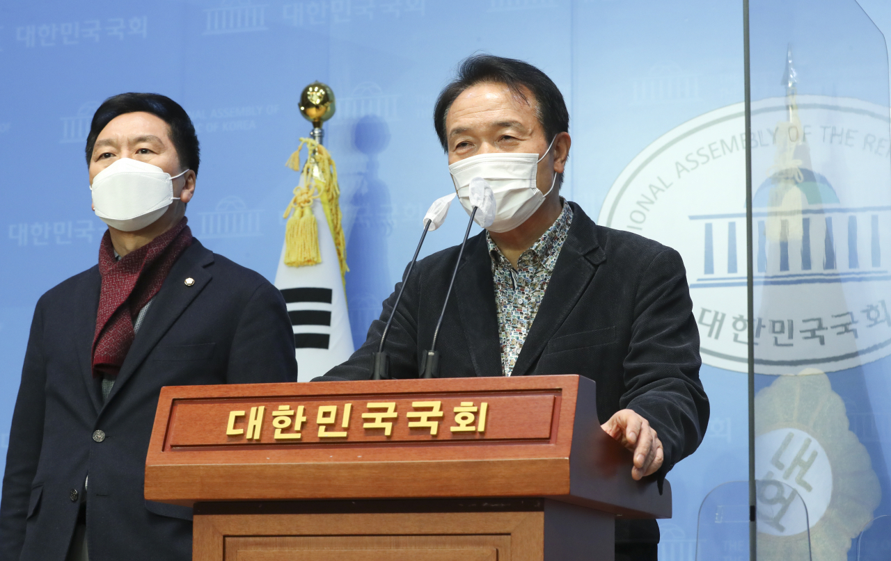 임태희(오른쪽) 국민의힘 총괄상황본부장과 김기현 원내대표가 29일 오후 국회 소통관에서 공수처 관련 긴급 기자회견을 하고 있다. [헤럴드경제=이상섭 기자]