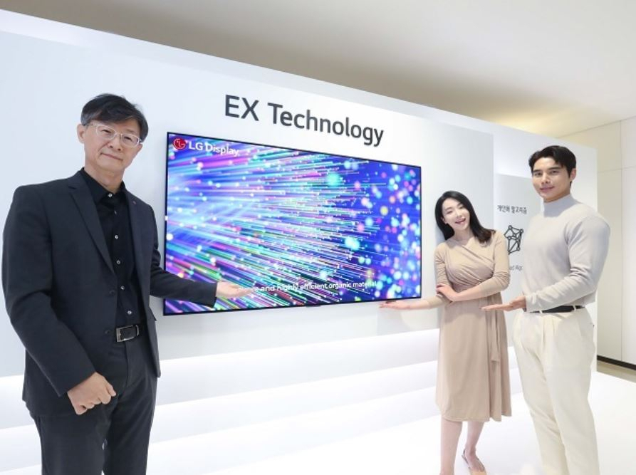 29일 서울 강서구 마곡 LG사이언스파크에서 열린 'OLED.EX' 미디어데이에서 오창호 LG디스플레이 대형 사업부장 부사장(왼쪽)이 차세대 TV 패널 'OLED.EX'를 소개하고 있다 [LG디스플레이 제공]