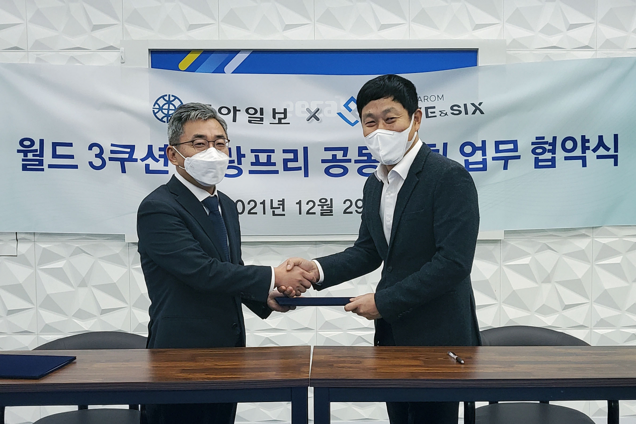 파이브앤식스 오성규 대표(오른쪽)가 동아일보와 MOU를 맺고 관계자와 기념 촬영하고 있다.[파이브앤식스 제공]