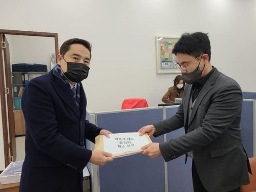 강용석 변호사가 29일 국회에 이준석 국민의힘 대표에 대한 윤리위원회 제소신청서를 제출했다. [강용석 변호사 페이스북]