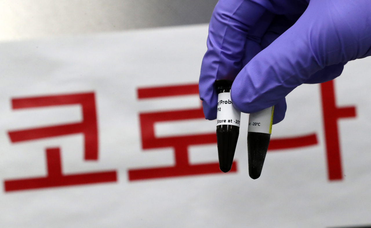29일 오후 대전시 유성구 구성동 대전시보건환경연구원에서 시설 관계자가 신종 코로나바이러스 감염증(코로나19) 오미크론 변이를 검출해 내는 진단키트를 확보해 시약을 확인하고 있다. [연합]