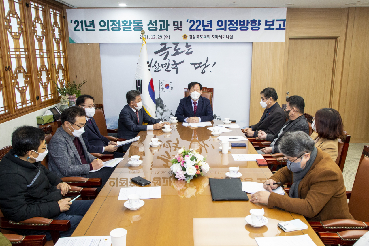 고우현 경북도의회 의장이 29일 ‘2021년 의정활동 성과 및 2022년 의정방향’에 대한 기자간담회를 열고 있다.[경북도의회 제공]