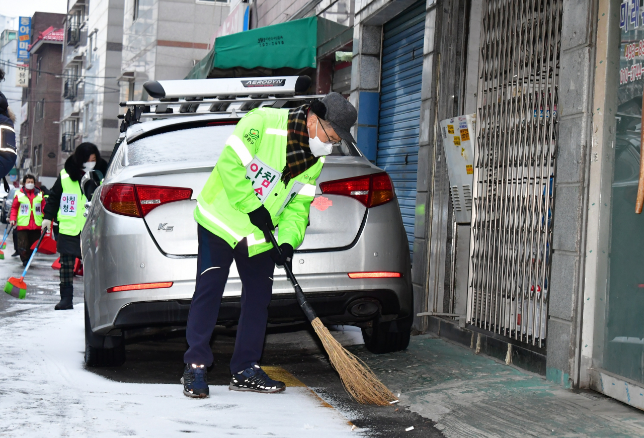 류경기 중랑구청장이 29일 오전 7시 30분 면목4동에서 지역 주민들과 함께 골목청소를 하고 있다. [중랑구청 제공]