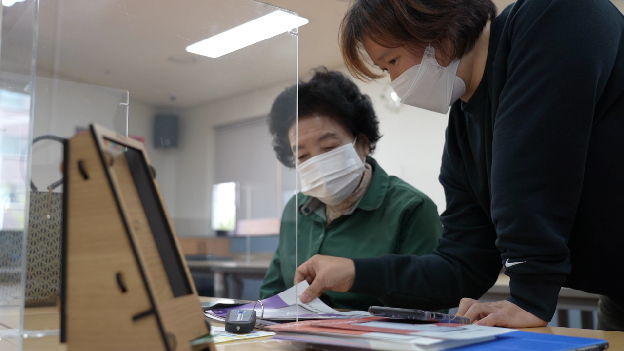 서울시50플러스재단의 장노년층 디지털 역량강화사업인 ‘디지털 세대이음단’이 장노년층을 디지털 역량 강화를 위해 교육하고 있다. [서울시 제공]