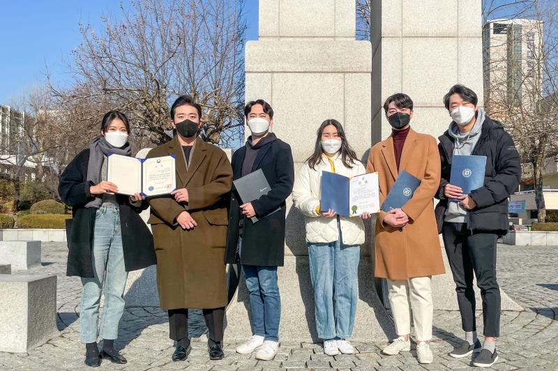 제18회 대한건축학회 디지털건축대전에서 대상을 받은 〈사진 왼쪽부터〉 건축학과 이진, 김환진 대학원생, 3학년 박호범 학생. 최우수상을 받은 5학년 양홍주, 5학년 송용준, 3학년 변용제 학생.