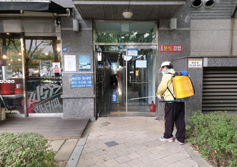 서울 동작구는 다음달 7일까지 2022년도 상반기 지역공동체 및 지역방역 일자리 참여자를 모집한다. 사진은 방역소독단의 관내 방역소독 활동 모습. [동작구 제공]