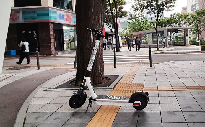 점자블록 위 불법 주·정차 된 전동킥보드. [동대문구 제공]