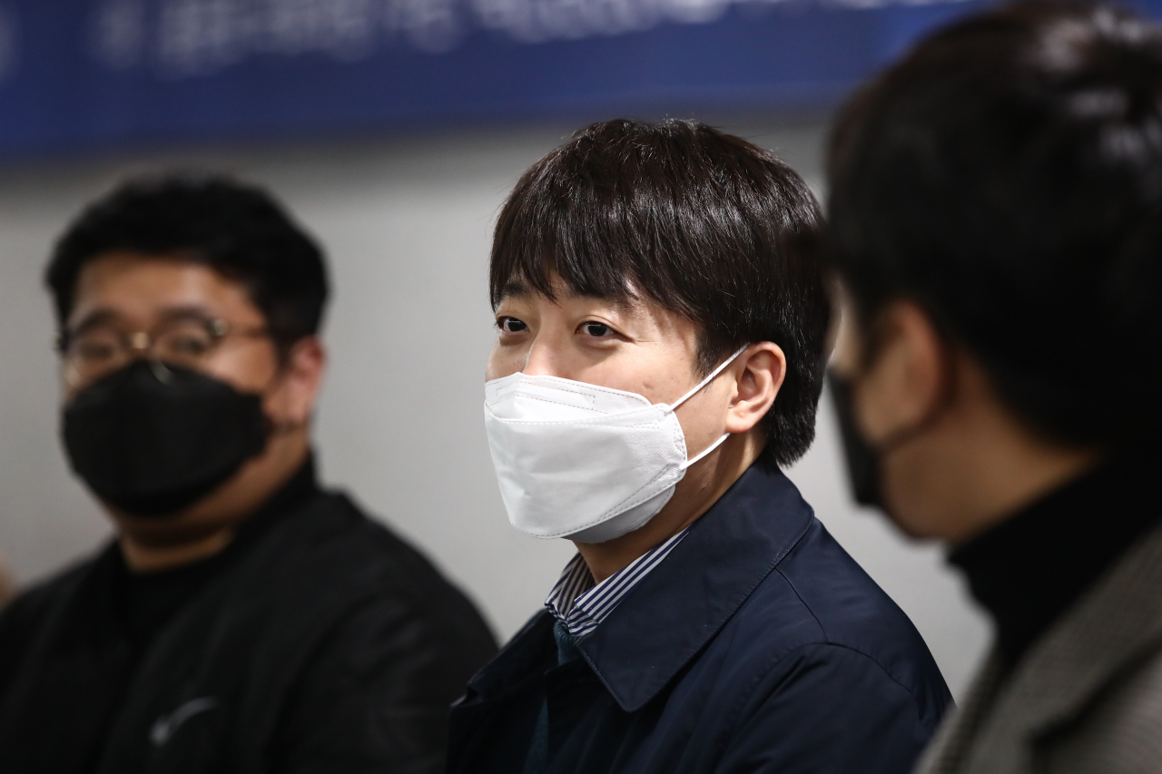 이준석 국민의힘 당 대표가 29일 국회 의원회관에서 열린 '한돈산업발전 토론회'에서 축사를 마친 뒤 복도에서 취재진의 질문에 답변하고 있다. 이상섭 기자