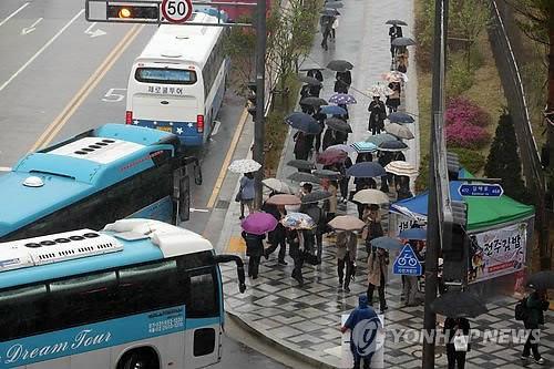 공무원 통근버스. [연합]