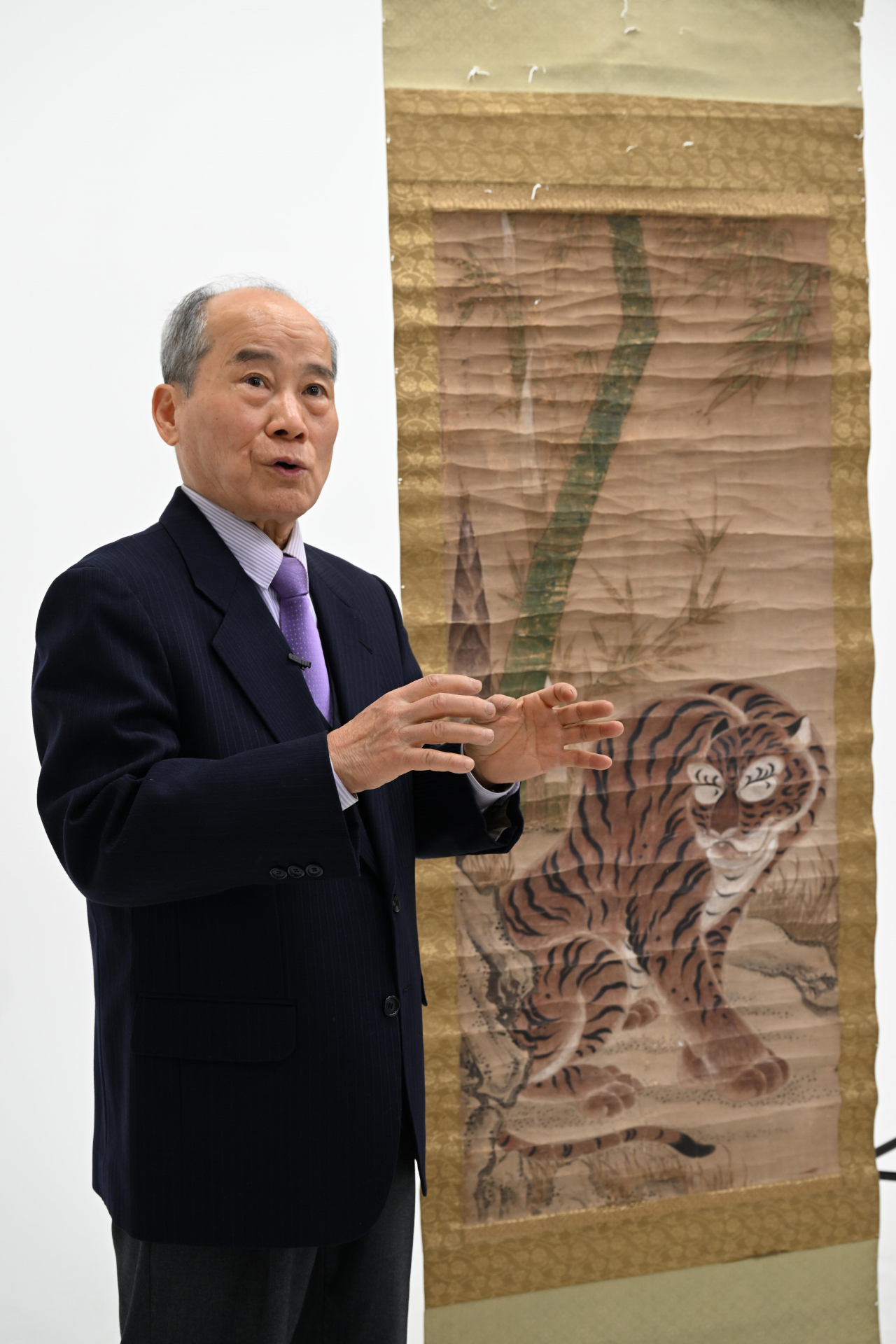 명당이산의 ‘맹호도’를 소장한 이영수 화백이 지난 29일 헤럴드경제 본사에서 작품을 설명하고 있다.(방역수칙 준수하에 촬영 목적으로 잠시 마스크 제거) 박해묵 기자