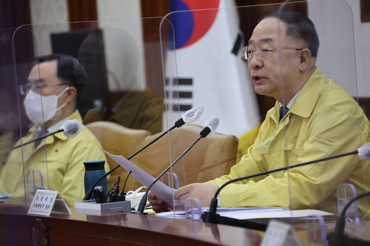 홍남기 경제부총리 겸 기획재정부 장관이 30일 정부서울청사에서 열린 '제51차 비상경제 중앙대책본부회의'에서 발언하고 있다. 그는 “내년 1월중 직접일자리 60만명 이상 조기채용, 고용촉진장려금 지급 확대 등을 적극 추진한다”고 말했다. 연간 직접일자리 106만개 중 60% 이상을 1월에 공급한다는 이야기다. 고용촉진장려금은 올해 1만2000명에서 내년 2만8000명으로 지원대상을 늘리겠다는 계획이다. [연합]